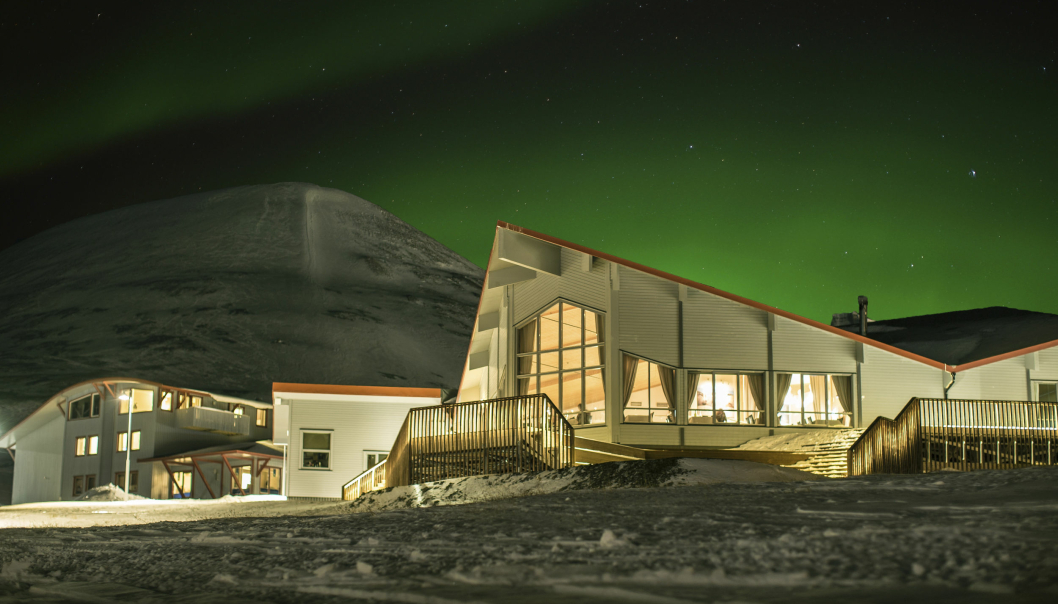 Hurtigruten Svalbard skal fortsatt drive Polarhotellet og resten av hotellene, restaurantene og butikkene i Longyearbyen selv om bygningsmassen selges til Store Norske.
