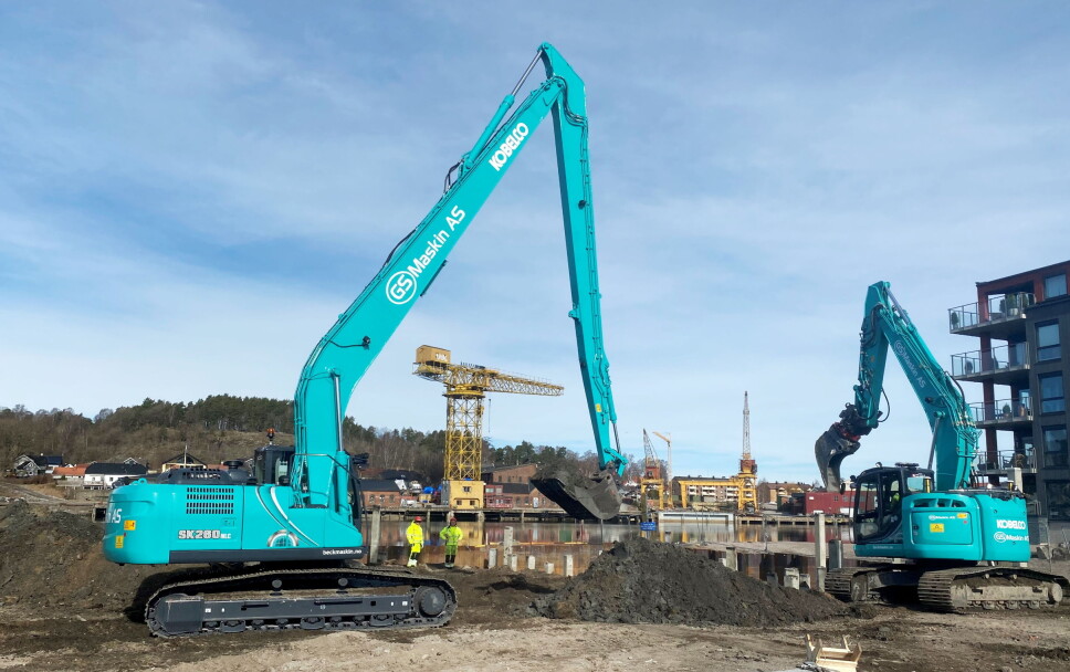 LANG, LENGRE; LENGST: Kobelco-langgraveren markerer seg tydelig i «terrenget». Foto: Espedalen Maskin