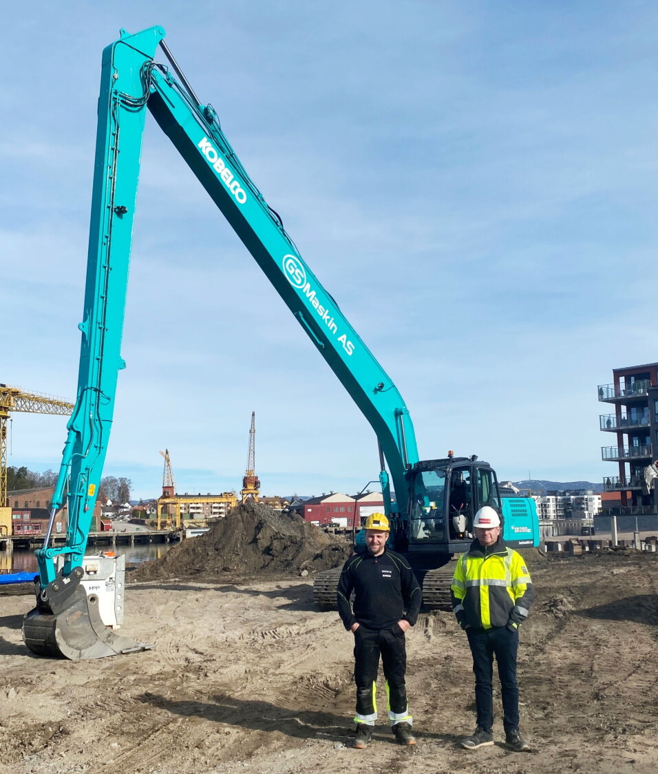 FØRST: Kjetil Espedalen (t.v.) hos Beck Maskin-forhandler Espedalen Maskin, sammen med Asbjørn Pedersen fra GS Maskin. Foto: Espedalen Maskin
