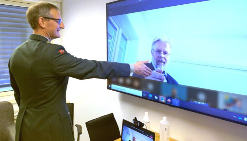 Sjef for Forsvarsmateriell landkapasiteter, brigader Øyvind J. Kvalvik, gir et digitalt håndtrykk til administrerende direktør i Norsk Scania AS, Frode Neteland.