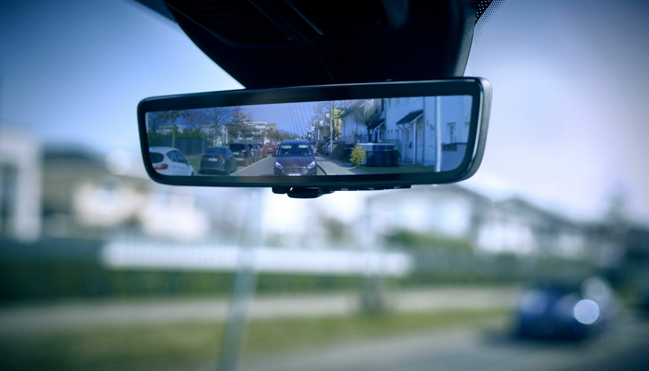 Skjermen på «Full Display interior mirror» er utformet som et bakspeil og viser i realtid det et kamera som er plassert bak på varebilen fanger opp.