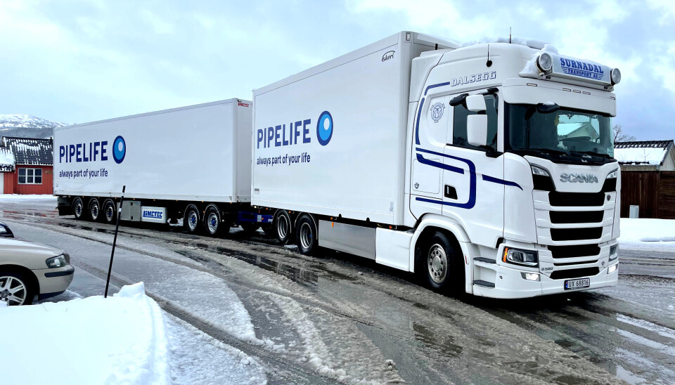 - Endelig konkurrerer vi på samme vilkår med utlandet når det gjelder transport, sier en glad og lettet adm. Sigmund Aandstad i Pipelife Norge. Nå ruller modulvogntog ut fra fabrikken i Surnadal etter at en reglendring gjorde dette mulig fra og med 1. april 2021.