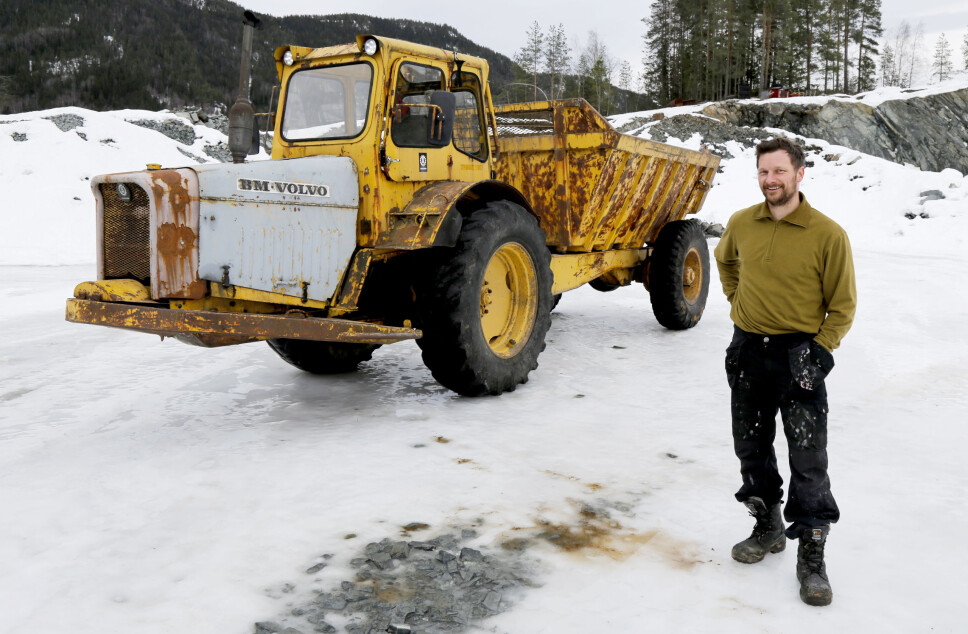 GRUSKALLE: Rolf Helge Lian fra Rødberg restaurerte og satte i drift denne BM Volvo DR631 fra 1966 etter at maskinen hadde stått stille rundt 40 år.