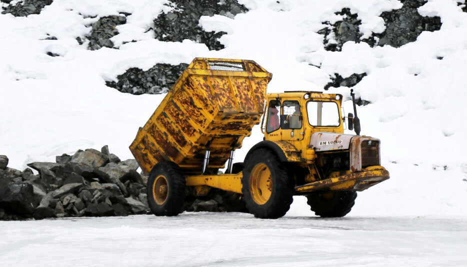 10 TONN: Volvos første rammestyrte dumper hadde nyttelast på 10 tonn. Her dumper Lian et lass i et pukkverk i Rødberg.