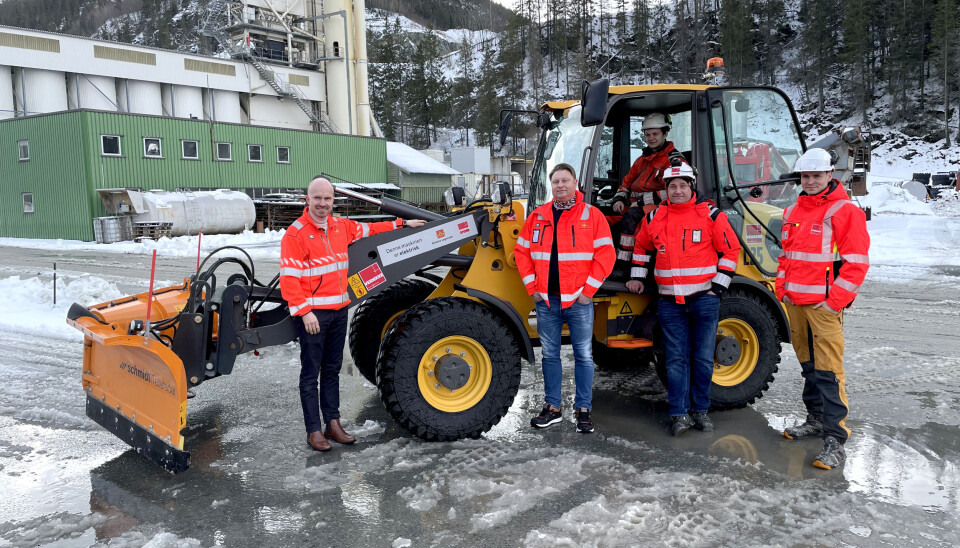 Stående f.v: Seksjonssjef Svein Ludvik Holme og prosjektleder Roar Dypvik fra Statens vegvesen. Kontraktsleder Christian Jørgensen og prosjektingeniør Håvard Lien fra Veidekke.