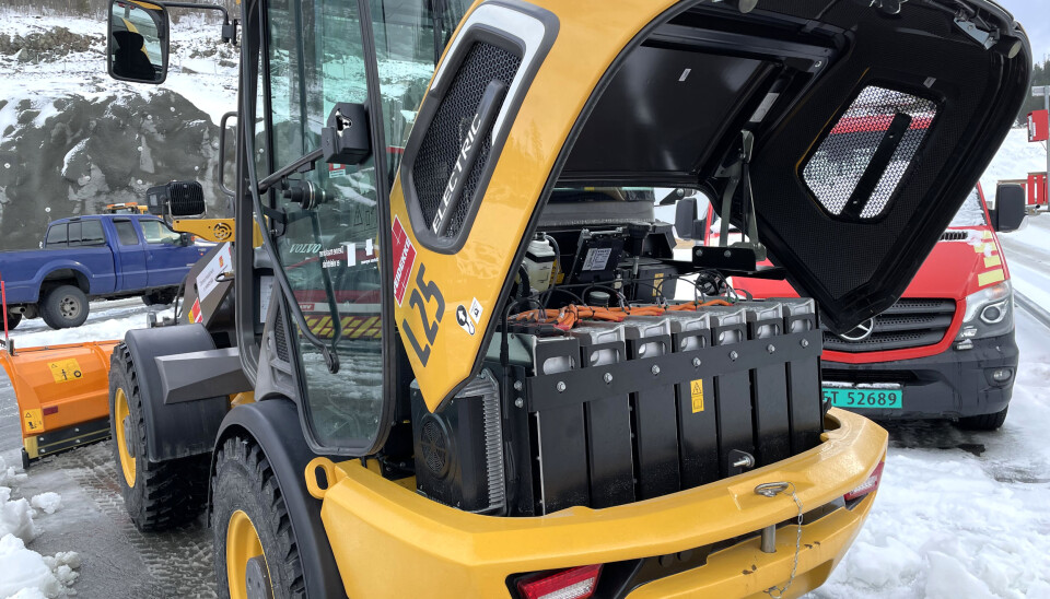 Elektrisk hjullaster skal brøyte gang- og sykkelveier langs riksveier i Trondheim. Veidekke er Statens vegvesens driftsentreprenør.