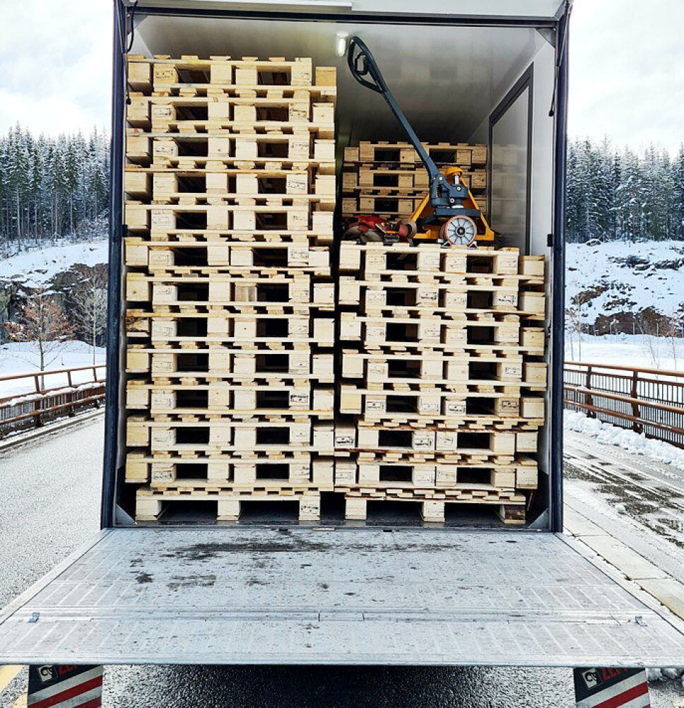 Paller til besvær for denne transportøren, kun 23 paller ville vært lovlig før totalvekten ble overskredet.