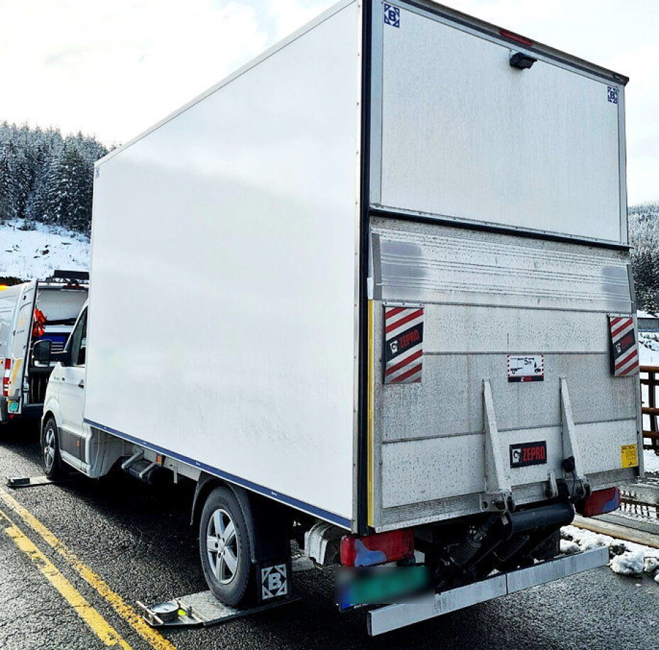 Denne kombinasjonen med skap og bakløfter fører som oftest til veldig lite lovlig nyttelast på bilene.