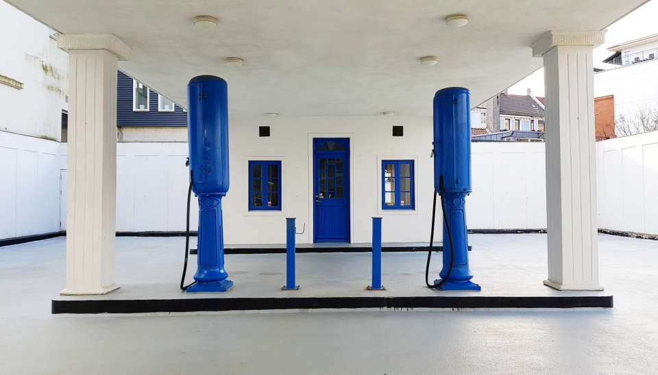 SOM ORIGINALEN: Stasjonen er ført tilbake til den opprinnelige utformingen fra 1920-tallet. To originale pumper, tilsvarende dem som sto der på 1920-tallet, ble satt opp under restaureringsarbeidene. Den ene av dem er koblet til bensintanken, slik at det faktisk er mulig å fylle bensin ved stasjonen.