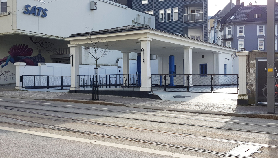 FÅR SKRYT: – Bensinstasjonen er et fantastisk eksempel på hvor viktige entusiaster og frivillige er for vern av kulturminne, uttaler Riksantikvaren.
