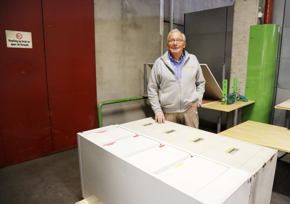 ARKIVET: - Jeg er glad for at disse gamle arkivskapene ikke er kastet, sier Per Arnesen og har mye å bla i her om han vil mimre. Foto: Klaus Eriksen