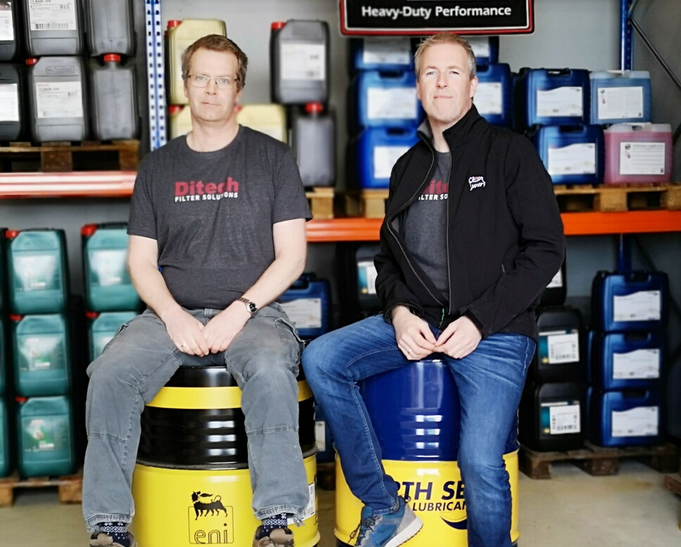 LAGER: Øystein H. Sæther (t.v.) og Frank Hansen i lageret på Seter på Fosen. - Når det kommer til volum og type oljer, så går det langt flere liter hydraulikk- og olje til girkasser enn motoroljer, for eksempel, sier gutta.