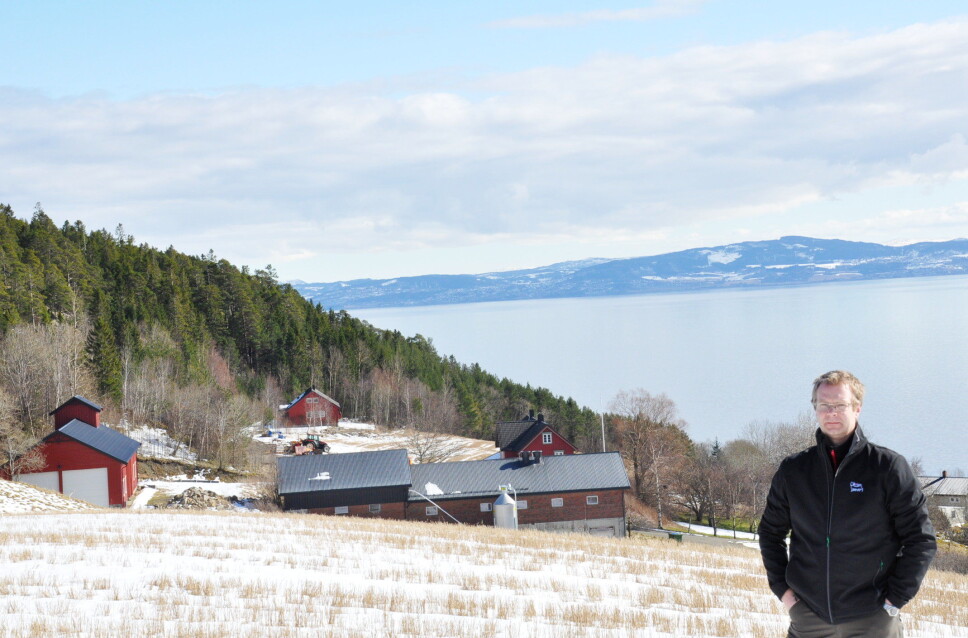GOD NABO 1: Øystein H. Sæther er vokst opp på gården Seter Østre i bakgrunnen. Her driver han fremdeles med høns og korn, og gården er også hovedkvarter for bedriften Fosen AS. Foto: Fosen AS