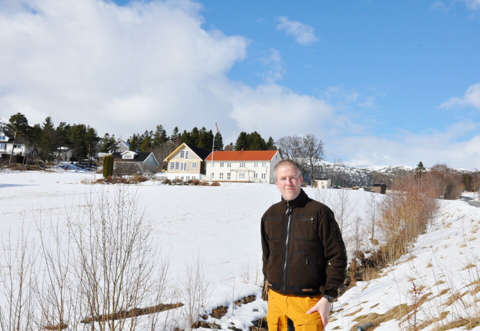 GOD NABO 2: Frank Hansen med sin familiegård på Seter Øvre Vestre i bakgrunnen, fra 1875. Han er nabo, kollega og ungdomskompis til Øystein. Og nyansatt i egen bedrift. Foto: Fosen AS