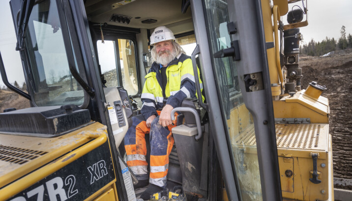 INTIMT: Det er ikke så mye tumleplass inne i maskinen. Men det er plass nok til at Bjørn Tandberg får av seg skoene.