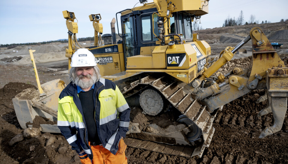 ERFAREN: I snart 50 år har Bjørn Tandberg kjørt dozer. I over 40 år av de har han jobbet for Huser Entreprenør.
