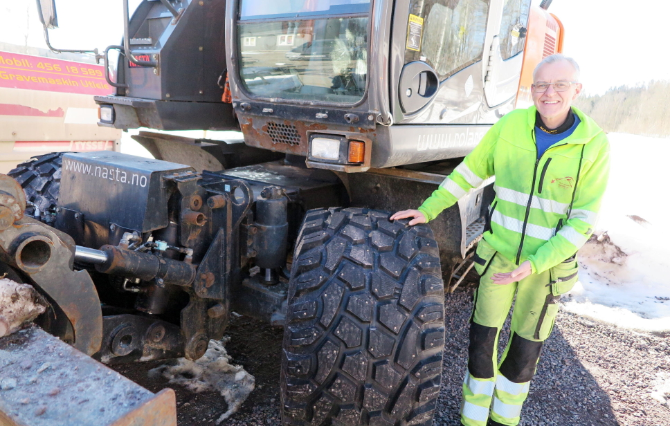 EGENSKAPER: - Med singelmonterte Nokian Ground Kare vinterdekk har Hitachi-graveren fått helt andre kjøreegenskaper enn tidligere, sier Roy Ove Larsen.