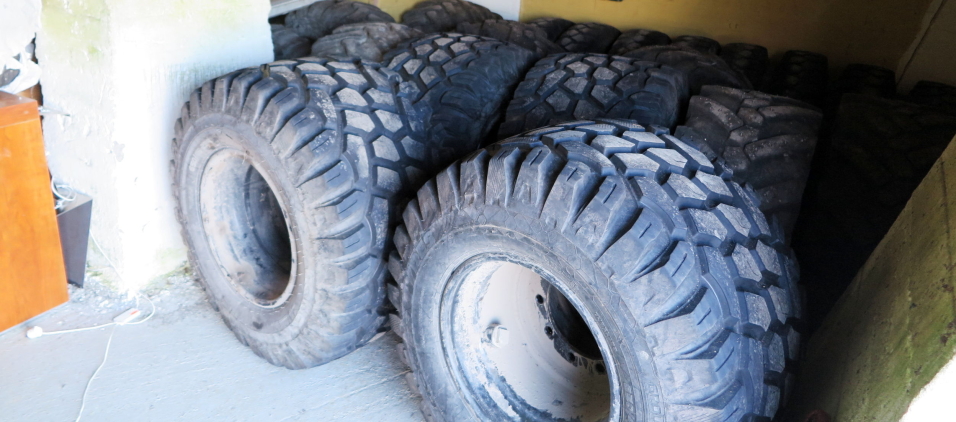 SOMMERDEKK: Larsen har også anskaffet et eget sett med nye singelmonterte Nokian sommerdekk, her lagret ytterst i underetasjen sammen med de tidligere dekkene som sto på maskinen.