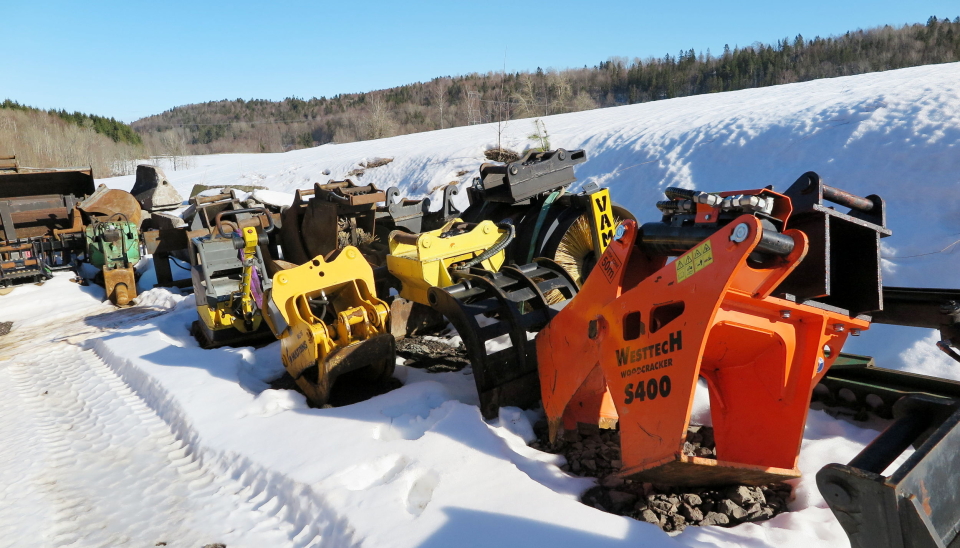 REDSKAP: Bak bygget er det oppstilt et bredt program av redskapsvarianter klar for bruk.