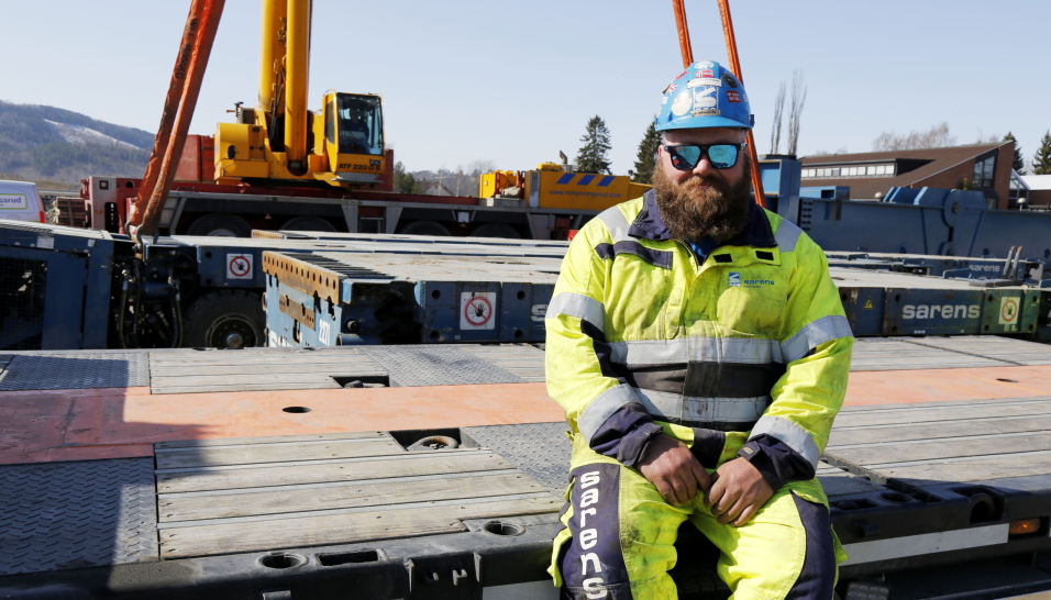 33 MINUTTER: - Dette gikk strålende, slår formann Bjørn Even Aakre i Sarens fast etter transporten og plasseringen av brua. Foto: Klaus Eriksen