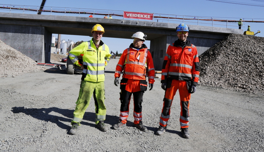 TO FRA VINSTRA: Vinstra-entreprenørene Erling Rolstad AS med Even Stadeløkken (t.v.) og Åge Haverstad AS med Simen Sveine (t.h.) var på plass. Her med driftsleder Tom Stenseng (midten) fra Veidekke Anlegg. Foto: Klaus Eriksen