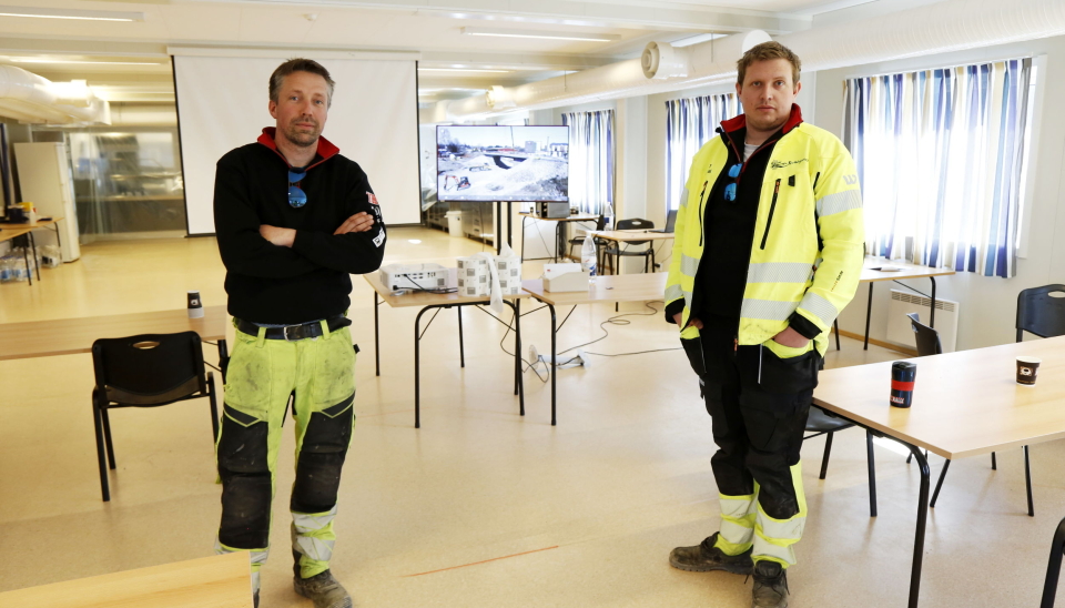 LESJA BULLDOZERLAG: Teamet fra Lesja Bulldozerlag, Marius Storhaug Nyløkken (f.v.) og Øyvind Stavheim delte på en splitter ny Cat 352-graver som kom rett fra klargjøring til prosjektet. Foto: Klaus Eriksen