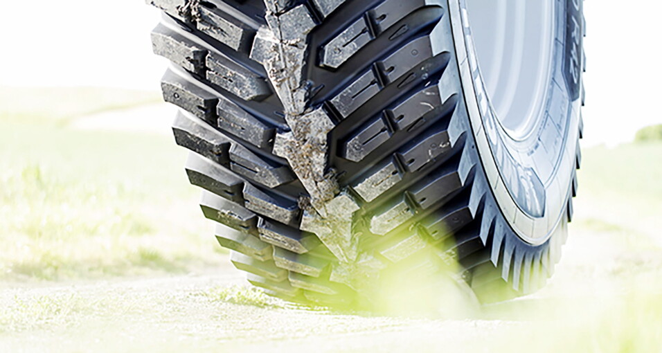 FORBEDRINGER: De nye dekkene med 52 mønsterblokker gir ifølge Michelin traktoren bedre grep på veien og i terrenget. Foto: Michelin