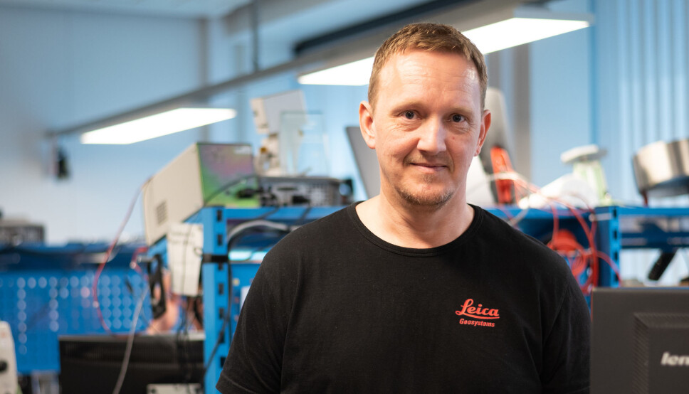 AVANSERT TEKNIKK: Frode Bakken leder service-teamet som håndterer noen av verdens mest avanserte maskinstyringssystemer.
