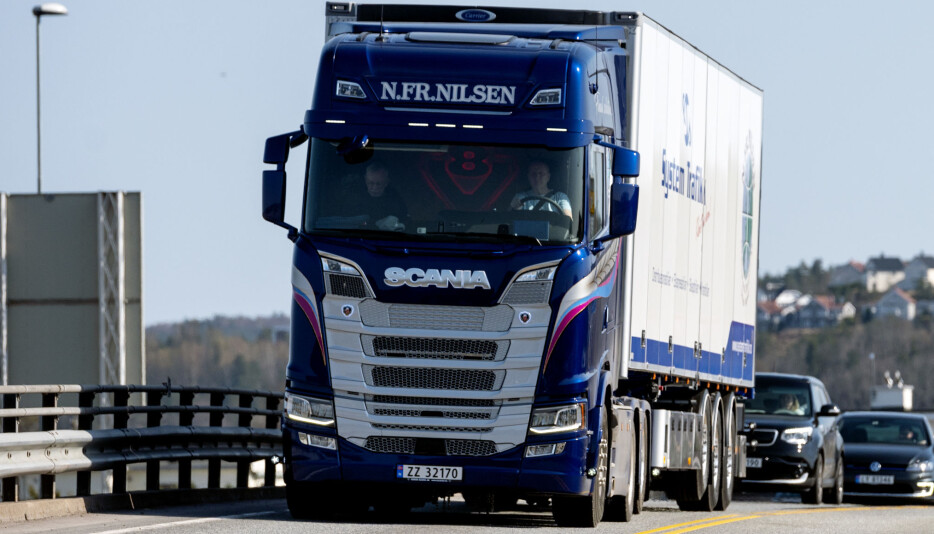 PÅ TUR: Nils Fredrik Nilsen er på vei ut med sin nye bil og henger for første gang.