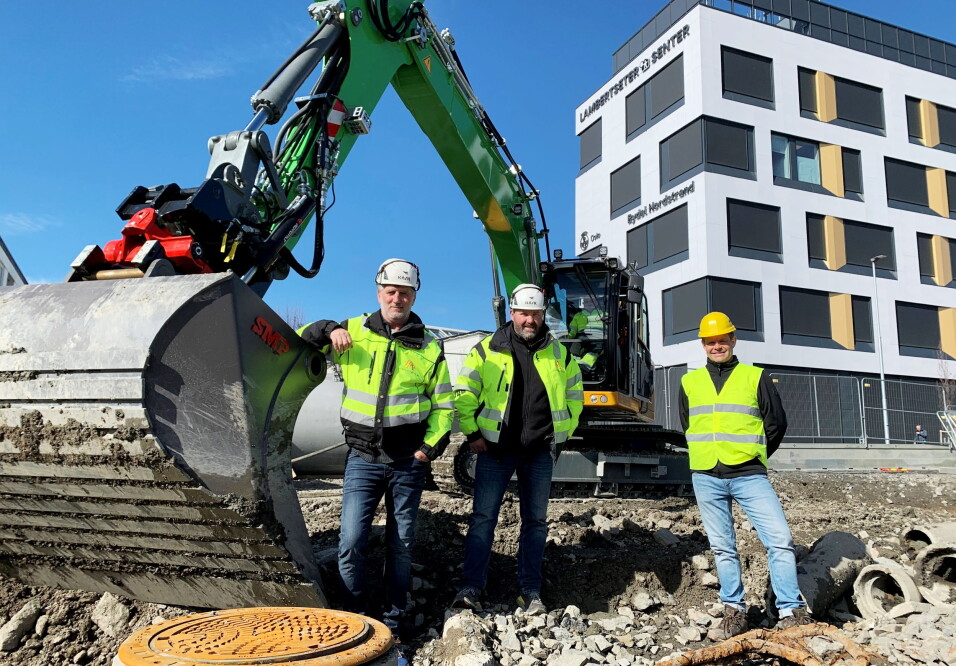 FLERE EL-MASKINER: Eier Tom Erik Staw (f.v.) og daglig leder Frank Webjørnsen i Agro Anlegg AS har skaffet mange elektriske maskiner til arbeid i Oslo. Her med Morten Holter i Liebherr-Norge AS som leverte el-Liebherr-graveren i bakgrunnen. Foto: Klaus Eriksen