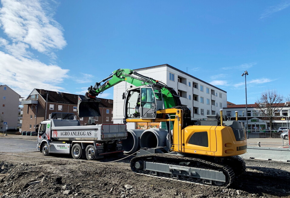 HEL-ELEKTRISK: Agro Anlegg har også kjøpt en elektrisk Volvo tippbil til oppdrag i Oslo. Foto: Klaus Eriksen