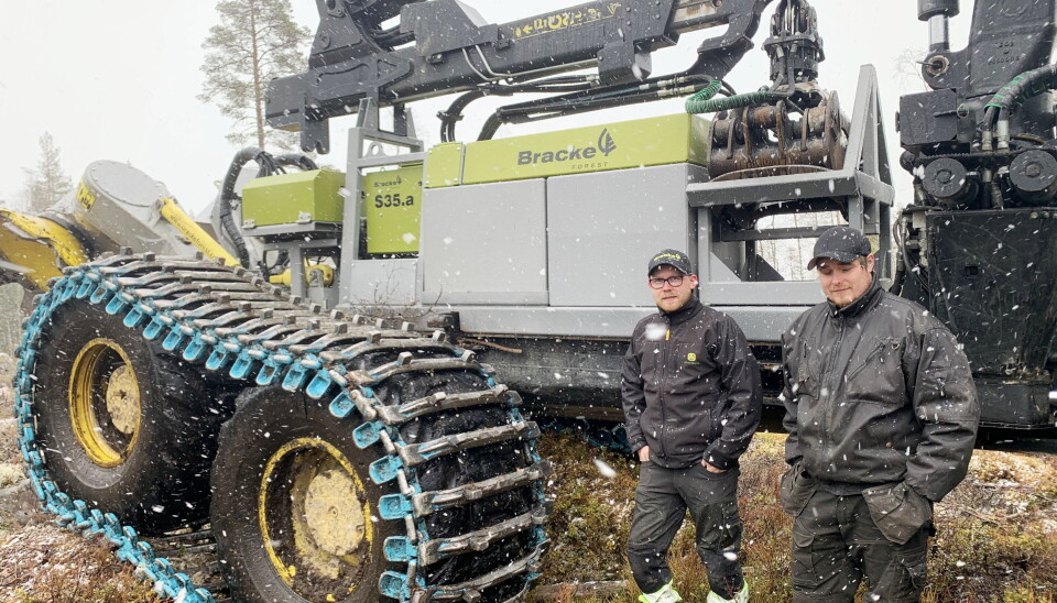 7000 MÅL: Jan Bjørnar Sankerud (t.v.) og Jon Martin Lilleåsen skal markberede ca. 7000 mål frem til snøen kommer. (Foto: Arne Eriksen)