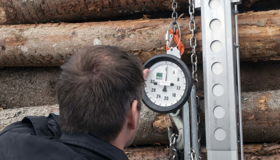 DÅRLIG: Bare 120 kilo dro den luftdrevne strammeren på denne tømmerbilen. Det er under en tredjedel av kravet.