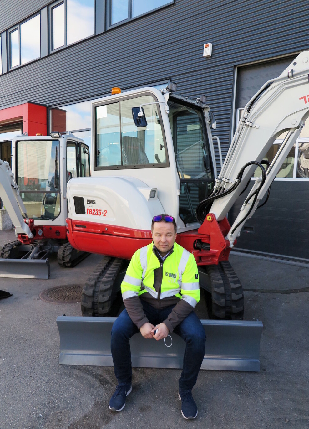 KNIRKEFRITT: Pust i bakken for Finn Trane Johansen etter en vellykket maskinlevering. Foto: Bjørn E. Eriksen