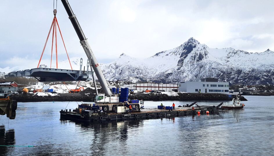 Her er Leif Olav Jensen fra Scandinavian Tug Service AS på plass i førerhuset på 400 tonneren til Taraldsvik Maskin. Dette er et av de tyngre elementene. Vi ser også en av de to båtene som bidro med å flytte lekteren. Disse tilhører Skarvik AS.