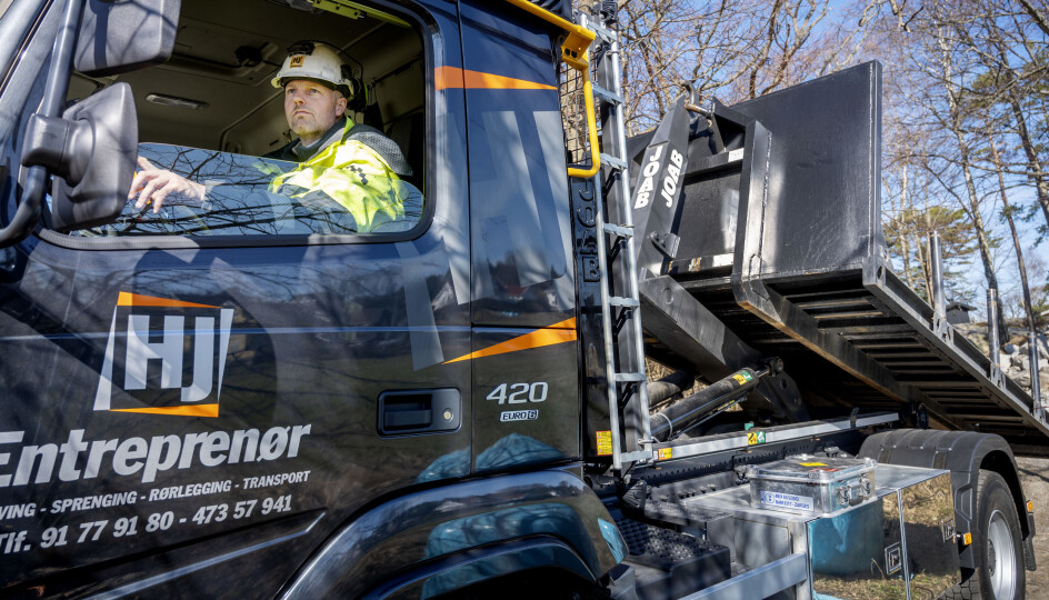 FREMKOMMELIGHET: Fredrik Undhjem Hansen og HJ Entreprenør har fått en krokbil med veldig god fremkommelighet med sin nye Volvo FMX 4x4.