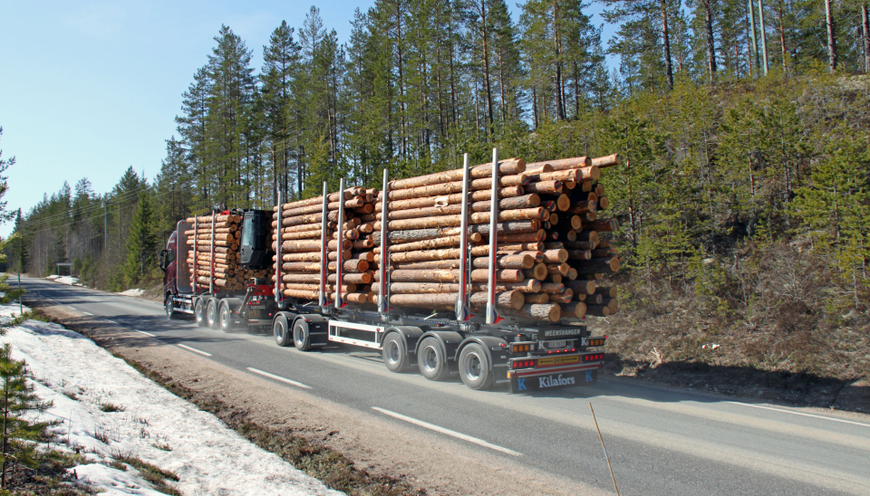 Mer gods per tur bidrar til å gjøre vogntogtransportene mer effektive. Men vei og vogntog slites til tider mer.