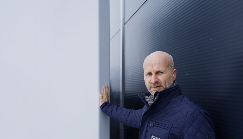 STIVERE: Ole-Andreas Pettersen, salgssjef i Rygge Varebilinnredning, viser frem knekken i fronten av skapet som gjør at konstruksjonen blir stivere og mer solid.