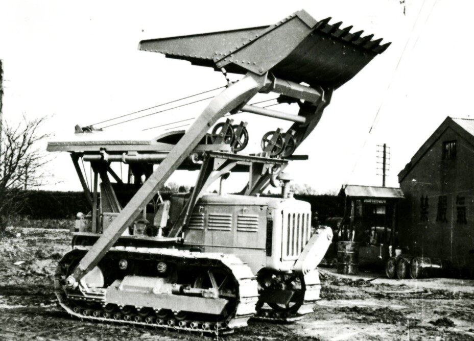 TIDLIG KOMPAKTLASTER: Ikke helt rett frem å si hva dette er, men det kan minne om en tidlig kompaktlaster på D50 dozer-understell. Foto: Komatsu