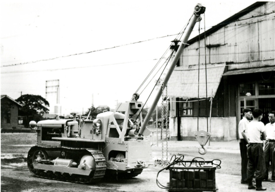 KRAN: Her benyttes en D30 fra 1956 som basismaskinen til en kran. Foto: Komatsu
