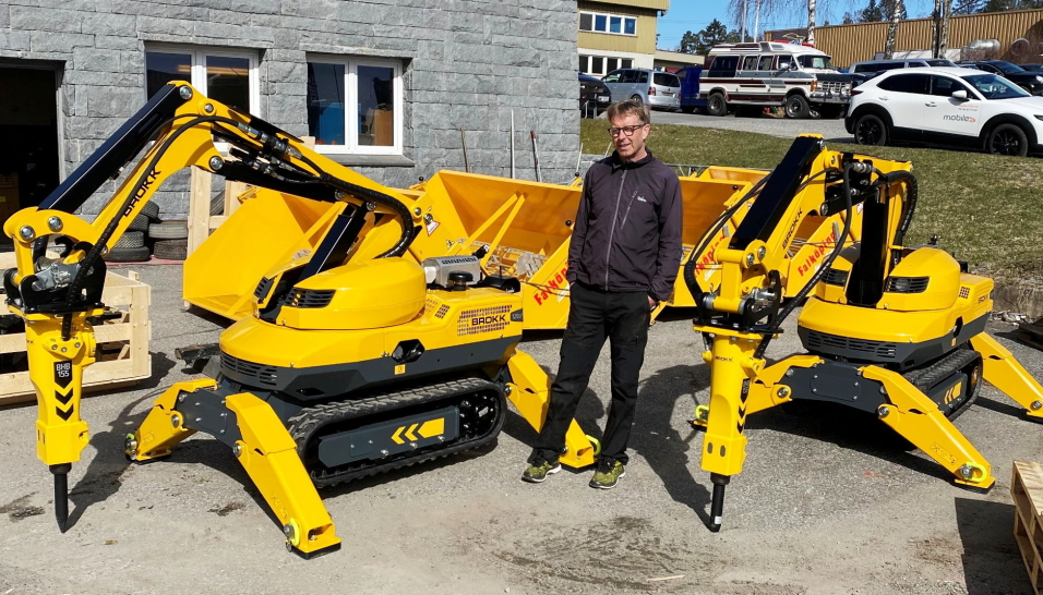 MINDRE MASKINER: Daglig leder Dag-Helge Andresen i Brokk Norge AS mellom mindre Brokk-maskiner. Foto: Privat