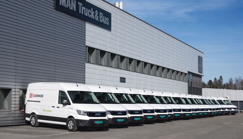 De 17 elektriske MAN-varebilene ble oppstilt for fotografering i forbindelse med overleveringen til DB Schenker.