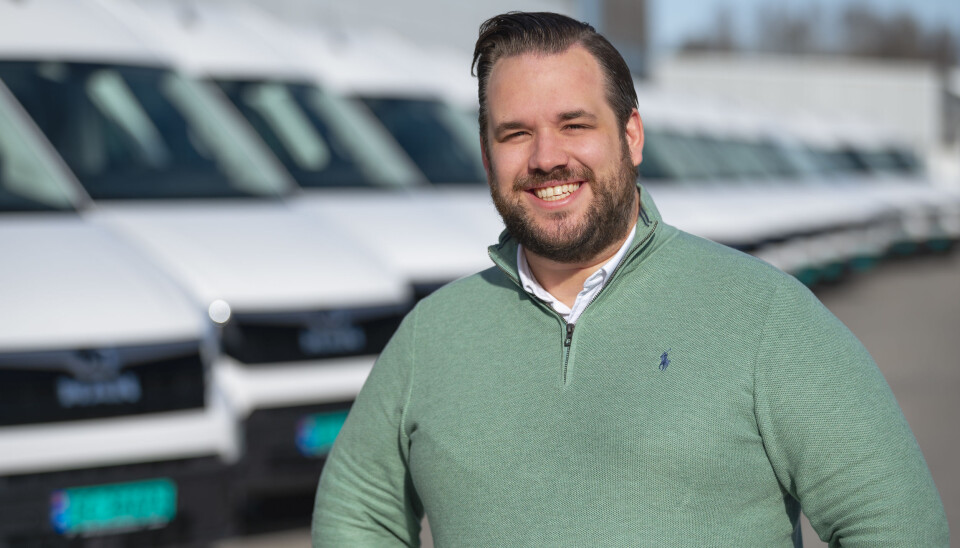 Selger Christoffer Skjerven hos MAN Truck & Bus Norge hadde god grunn til å smile da 17 MAN eTGM var klare for levering til DB Schenker.