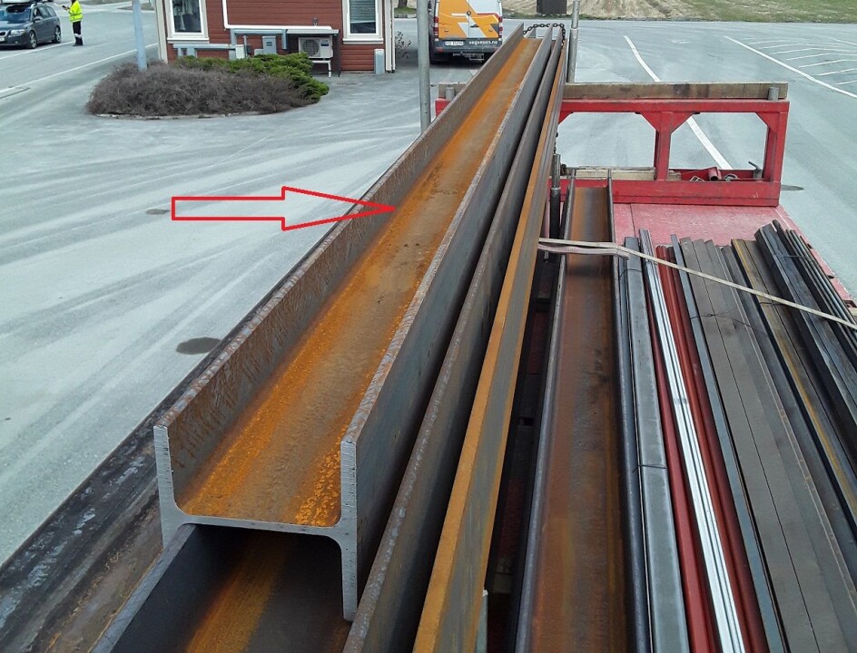 Stålbjelken på toppen var ikke sikret.