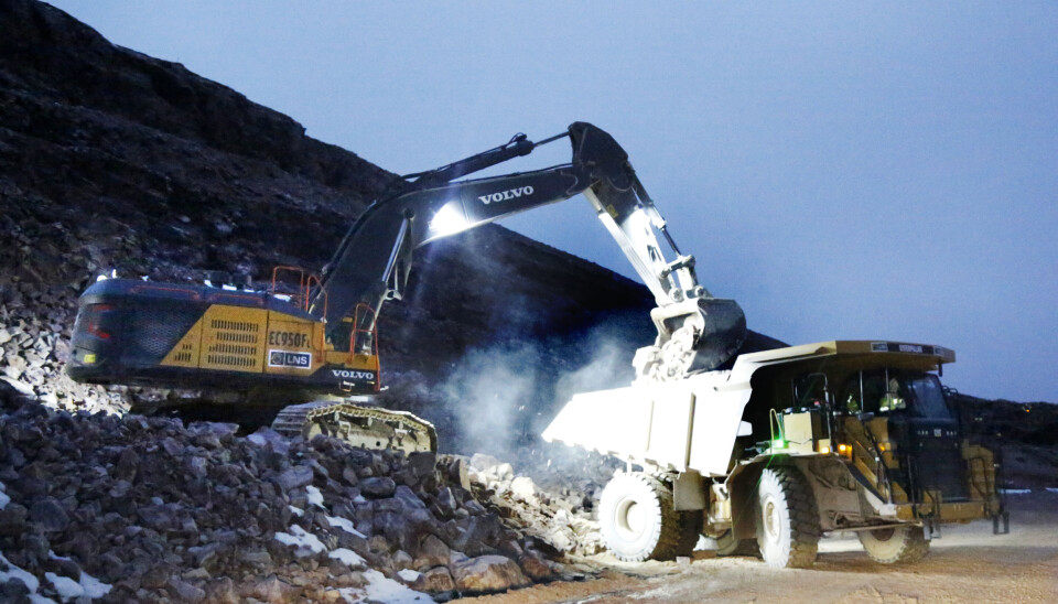 OPPLASTING: Volvos største gravemaskin, EC950F, mater en Cat-tipptruck med kvartsitt.