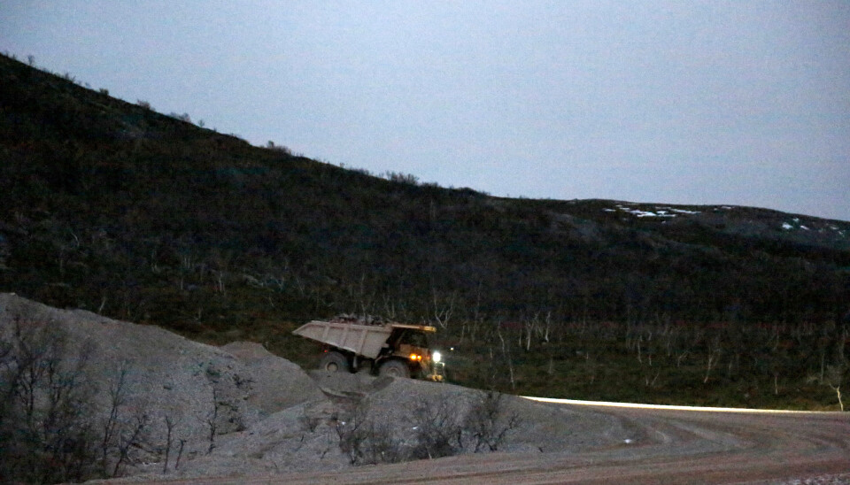 BRATT: Tipptruckene må tåle stor påkjenning når de kjører ned fjellsidene i Austertana med fulle lass.