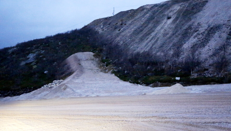 NØDSTOPP: Dersom bremsene ryker på maskinene på vei nedover, er det bygget slike buffere de kan svinge opp og stoppe i.