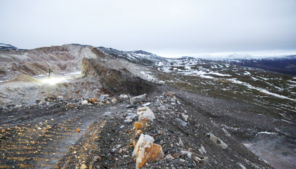 UTVIDELSE: Elkem håper å kunne følge denne ryggen videre (fra den hvite fjellveggen til venstre) for videre uttak.