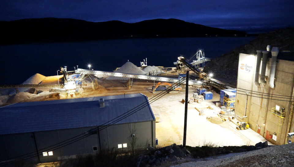 HAVNA: Steinen brytes i fjellet, knuses på en mellomstasjon på veien ned og separeres før den havner her på havna for utskiping.
