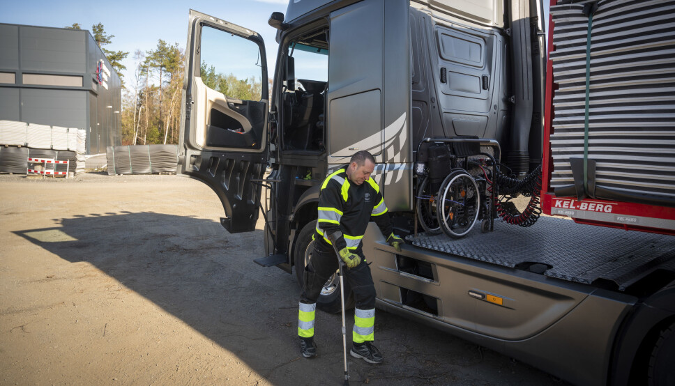 RULLESTOL: Ronny Andersen klarer seg ikke uten rullestolen lenger. Han klarer å bevege seg fra døra til plattingen hvor rullestolen står parkert.